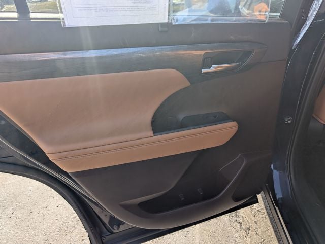 2022 Toyota Highlander Hybrid Platinum