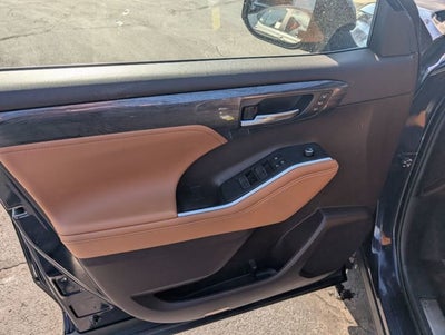 2022 Toyota Highlander Hybrid Platinum